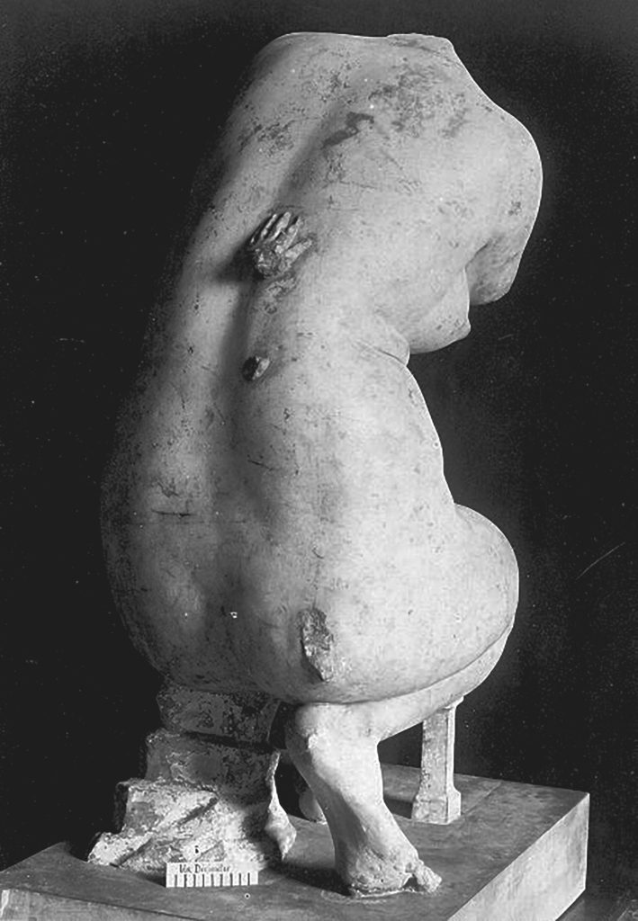 Venus De Vienne Crouching Venus, Louvre Museum, Paris, France, 1, E