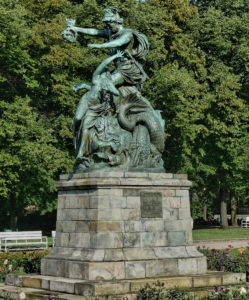 Johannes Pfuhl - Perseus befreit Andromeda, Posen heute im Wilson Park, in Posen Genregruppe Bronze, 1882 Zweitexemplar siehe 1896/8